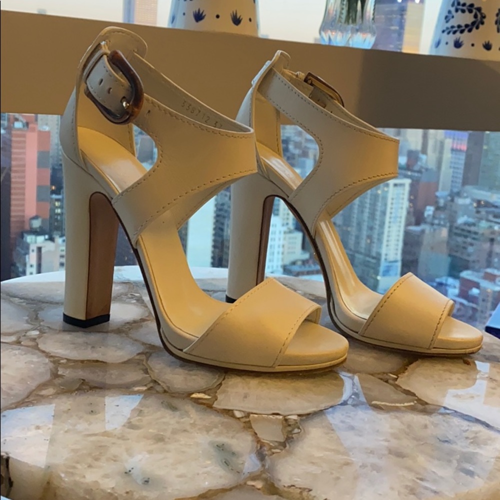 Gucci Lifford Leather Off White Sandal - Picture 2 of 9